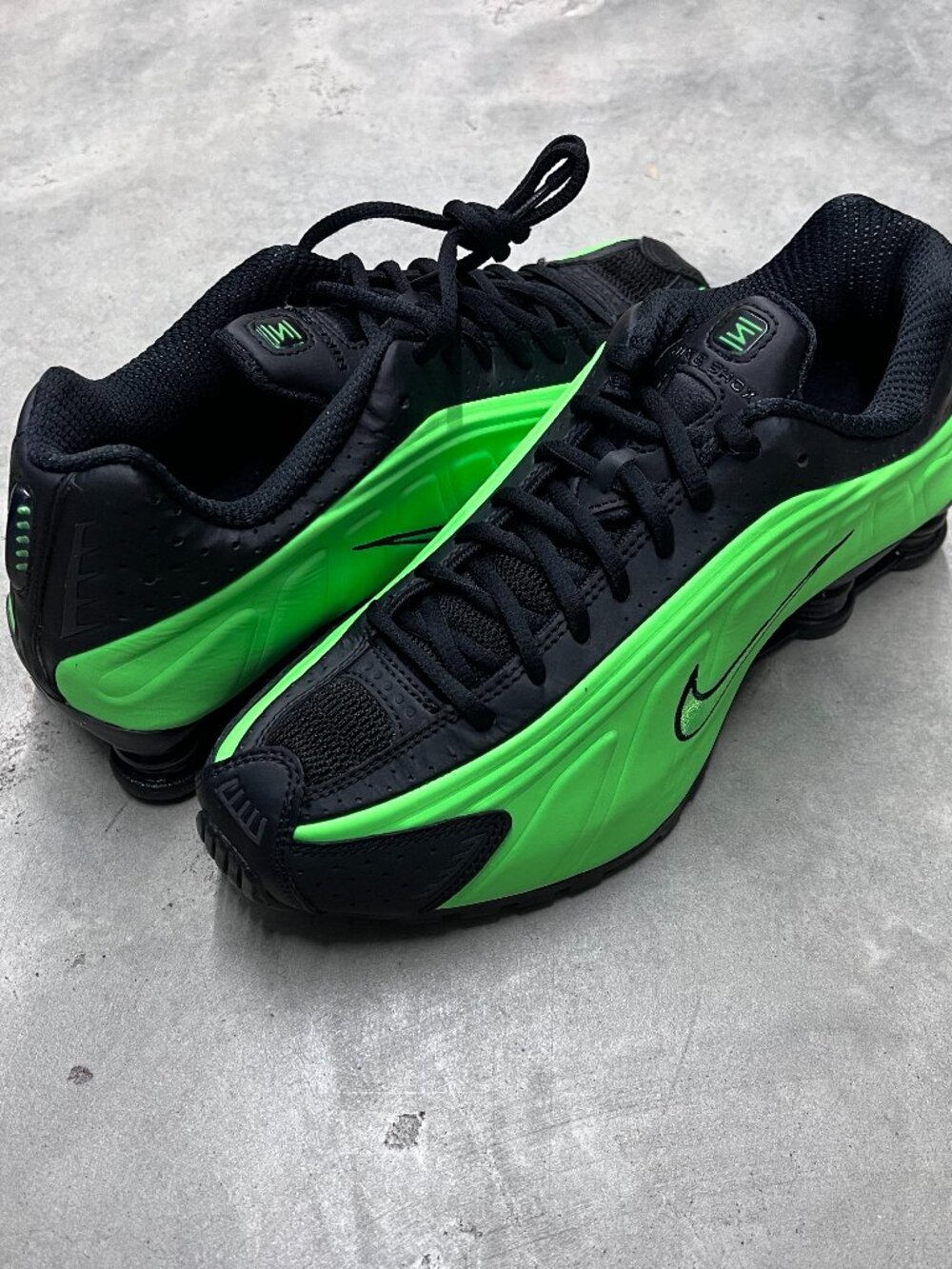 Nike Shox R4 Black Voltage Green Wmn's Size 9 AR3565 013 - New